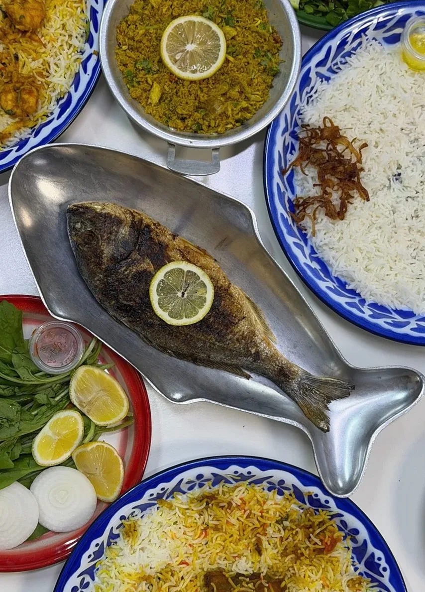 魚の皿とサフランライスを並べた秋のおまかせコース